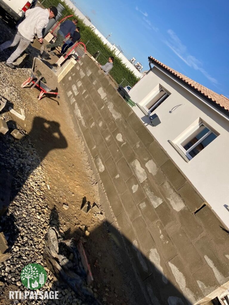Clôtures & portails, Maçonnerie paysagère, Pose de portail, Construction de muret, Aménagement de cour