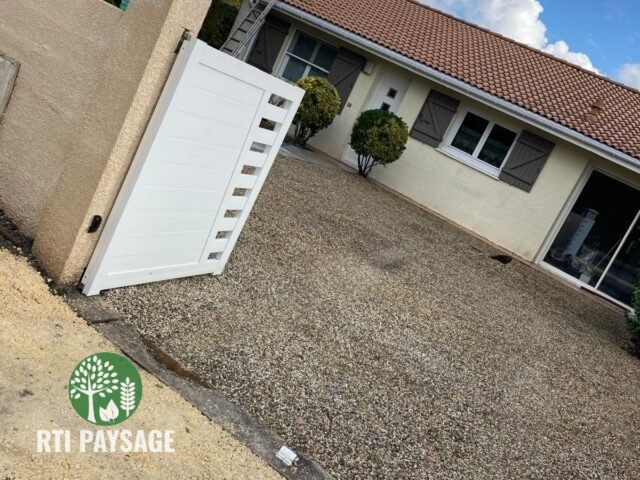 Aménagement extérieur avec construction de muret et pose de portail